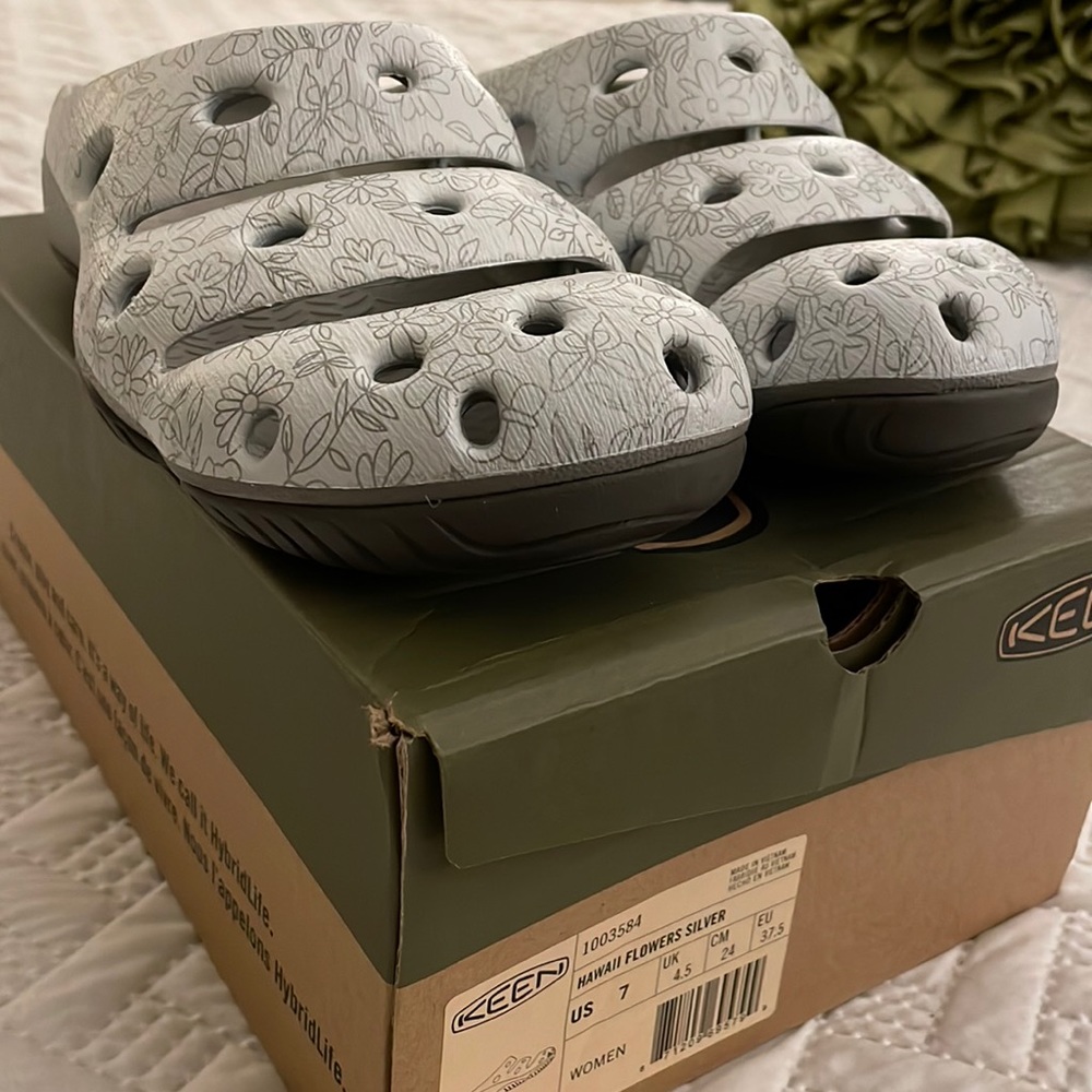 Perfect Keen women’s clogs! Great for the river or beach. Pretty floral print.